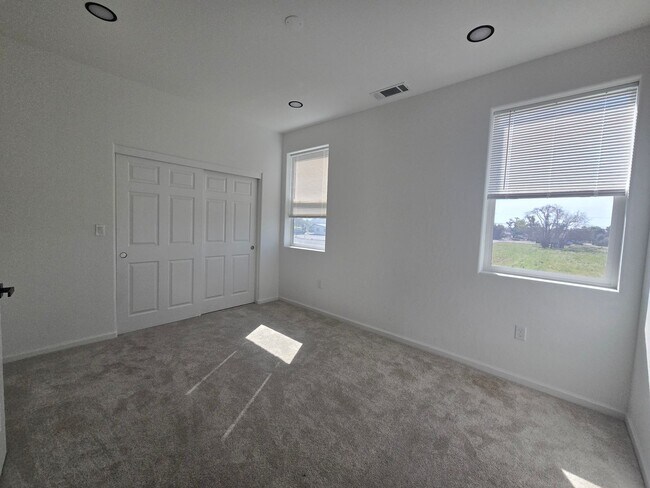 Building Photo - 1057 Buena Vis Ln