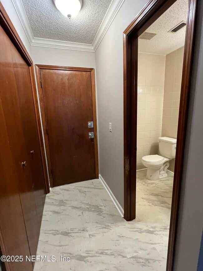 Building Photo - 4022 Laurelwood Dr