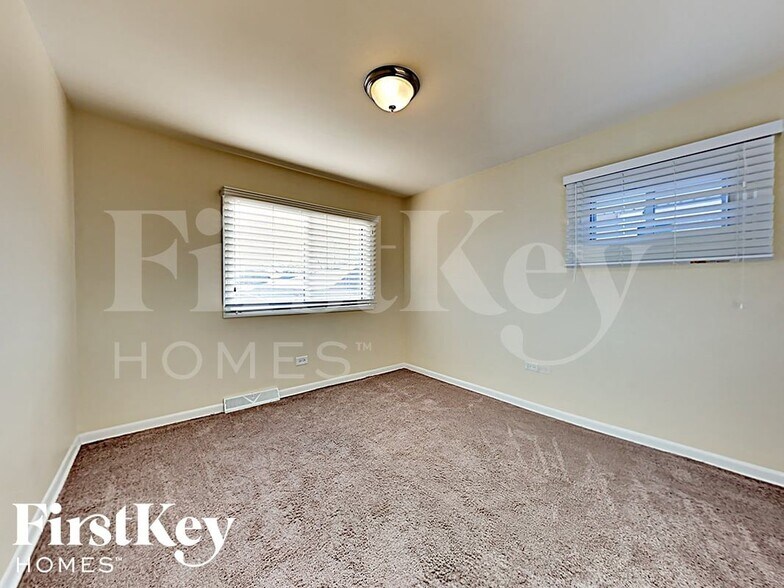 Building Photo - 7919 Oak Park Ave