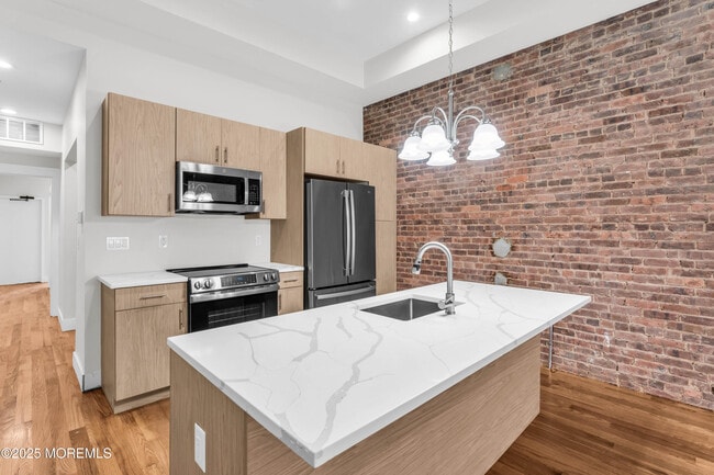 Building Photo - 7 Broad St