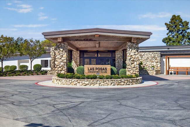 Building Photo - 1525 Fairway Dr