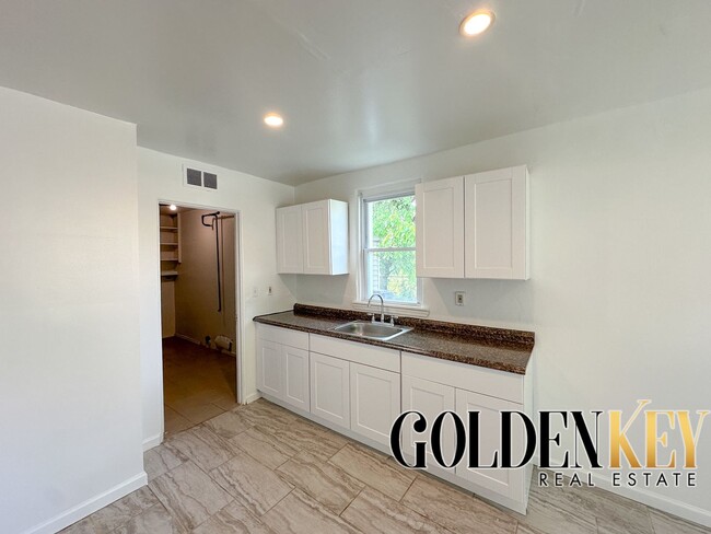 Building Photo - HOME AVAILABLE NOW - UPDATED 3 bed / 1 bat...
