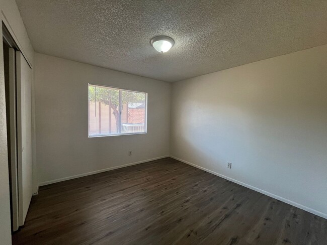 Building Photo - Spacious 3 bedroom with den.