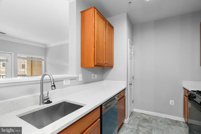 Building Photo - 4852 Eisenhower Ave