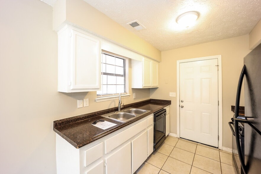 Building Photo - 266 Montego Cir