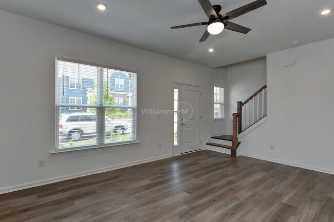 Building Photo - Beautiful 3BD/2.5BTH Townhouse with Commun...