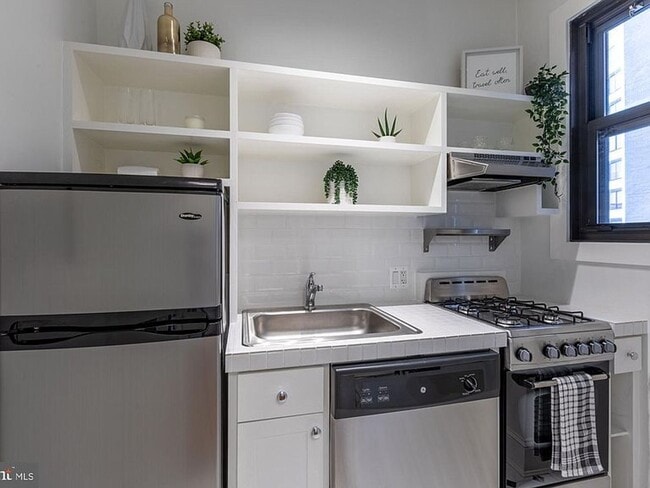 Building Photo - Studio Apartment at the Swarthmore- Availa...