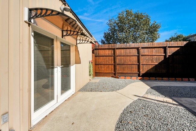 Building Photo - 832 W 27th St