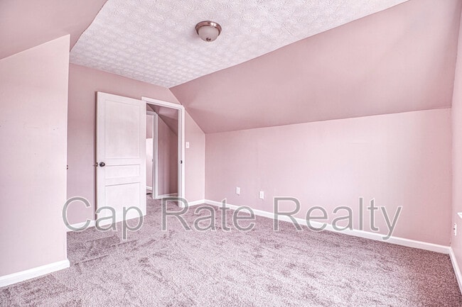 Building Photo - 1143 Duxberry Ave