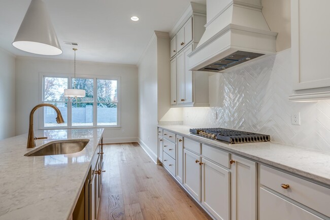 Building Photo - 455 Oma Cove