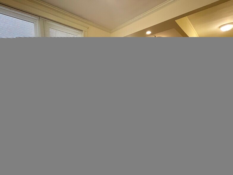 Building Photo - 61 Park Dr