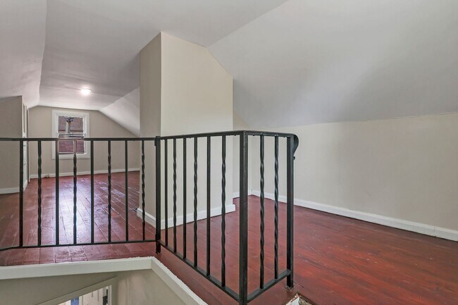 Building Photo - Newly Refreshed 3-Bed Bungalow with Bonus Sunroom & Finished Attic – Columbus Living!