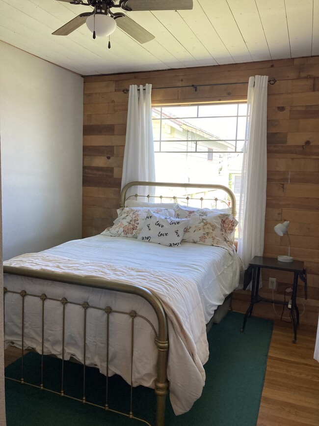 Cozy bedroom - 215-1/2 N Emmett