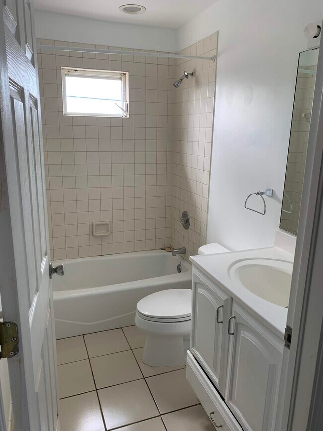 Building Photo - 121 S Oak St