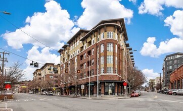 Building Photo - Enjoy comfort and luxury Seattle 1 bed/1 b...