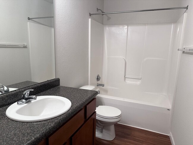 Building Photo - 3 Bed | 2.5 Bath | 2 Car Garage Townhome in Grain Valley