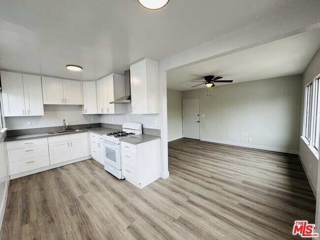 Building Photo - 810 W 62nd St