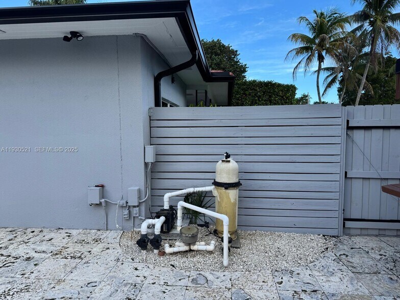 Building Photo - 985 NE 115th St