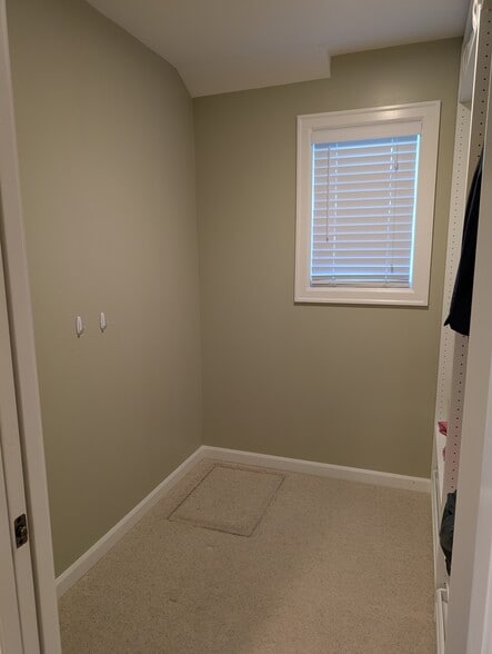 Master bedroom walk in closet - 16715 SE Evergreen Ln