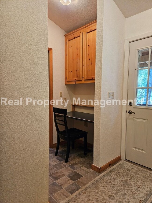 Building Photo - Charming 1-Bedroom Retreat in Desirable Ch...