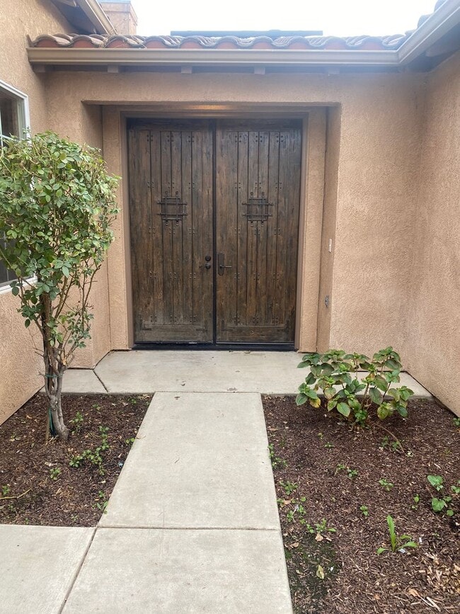 Building Photo - 3 Bedroom 2 bathroom with a bonus room and Solar in NW Visalia!