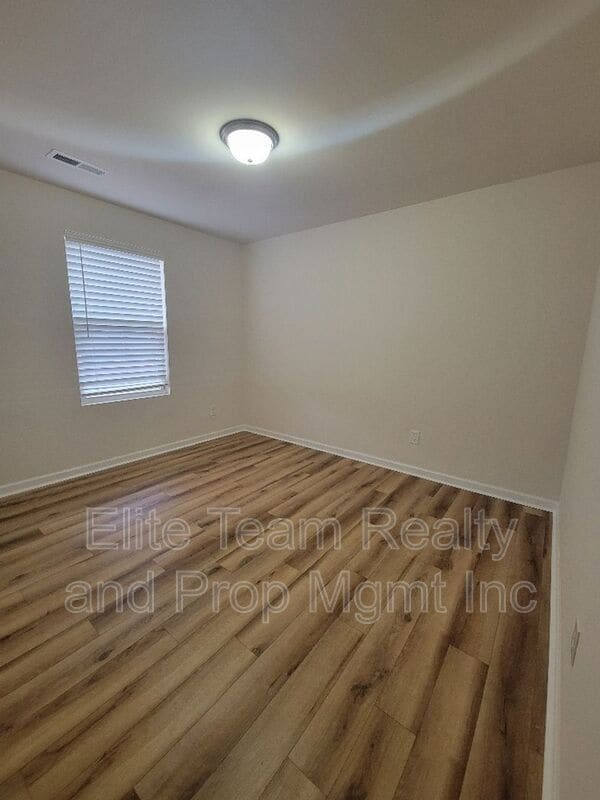 Building Photo - 5823 Hewitt Dr