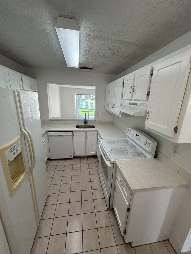 Building Photo - 212 Palm Cir E