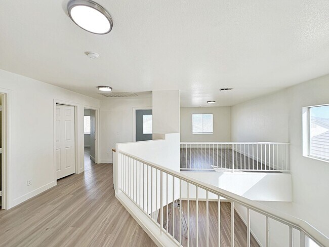 Building Photo - 4 BEDROOM WITH LOFT IN CUL DE SAC IN LONE MOUNTAIN