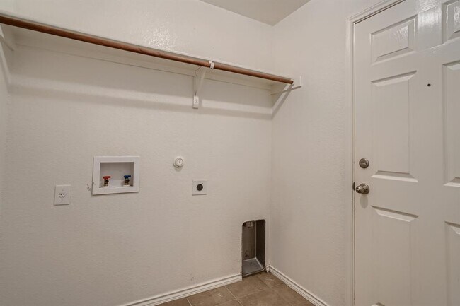 Building Photo - 1813 Paseo Verde Dr