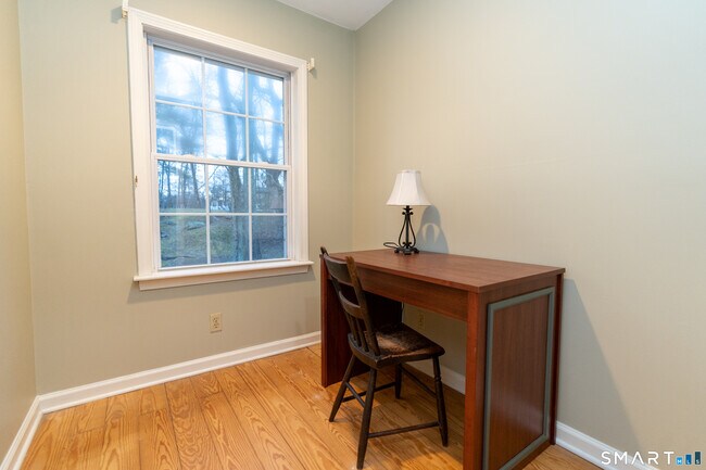 Building Photo - 8 Oak Tree Ln