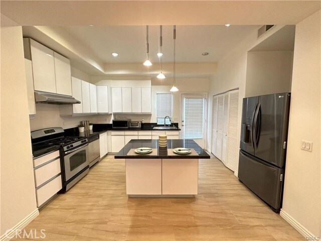Building Photo - 441 N Los Robles Ave