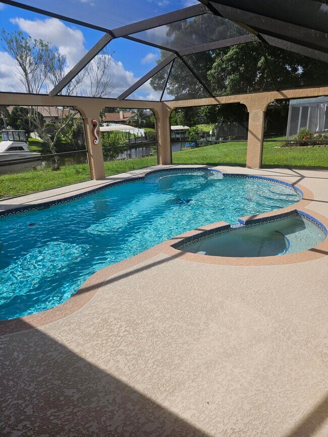 Building Photo - 382 SE Naranja Ave