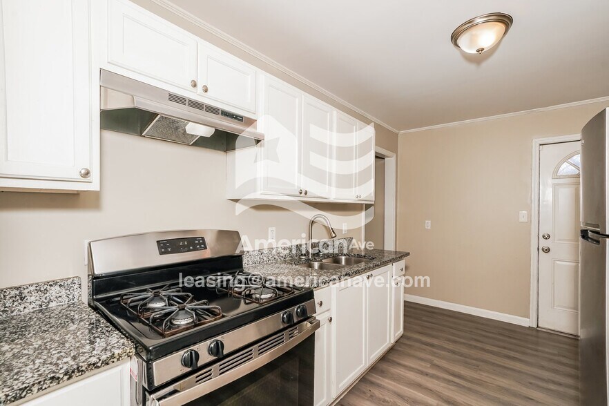 Building Photo - 3042 Bethune Ave