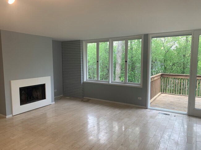Building Photo - 715 Longwood Dr