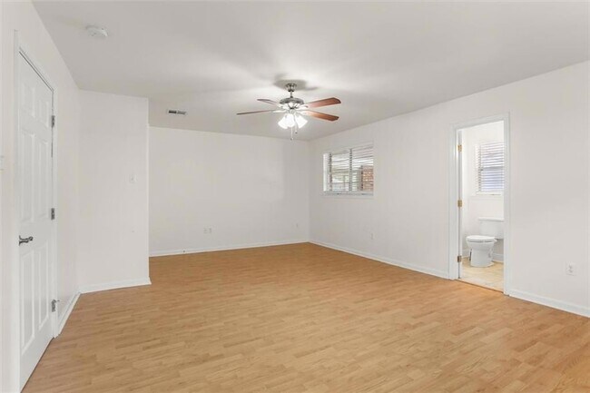 Building Photo - 6151 Charlotte Dr