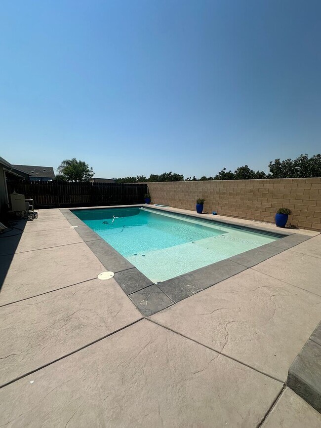 Building Photo - 4 bedroom 2 bath home in quiet Hanford nei...