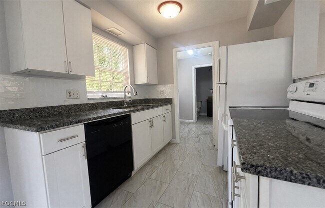 Building Photo - 424 Cactus Cir