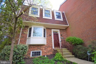 Building Photo - 8243 Cedar Landing Ct