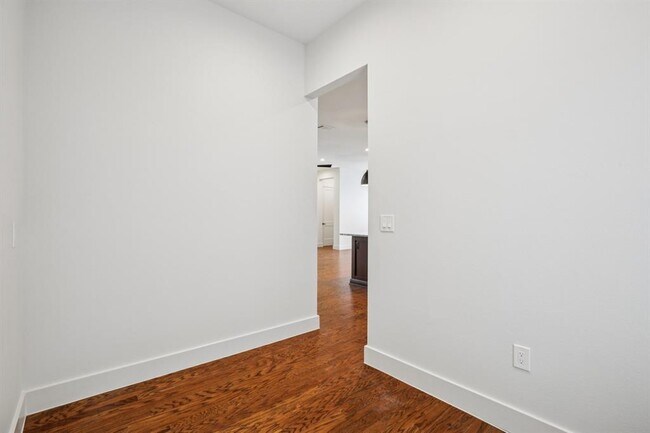 Building Photo - 6902 Northeast Dr