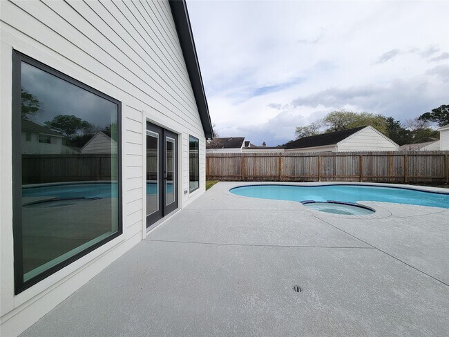 Building Photo - 20223 Laurel Lock Dr