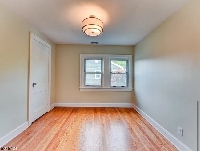 Building Photo - 213 4th Ave