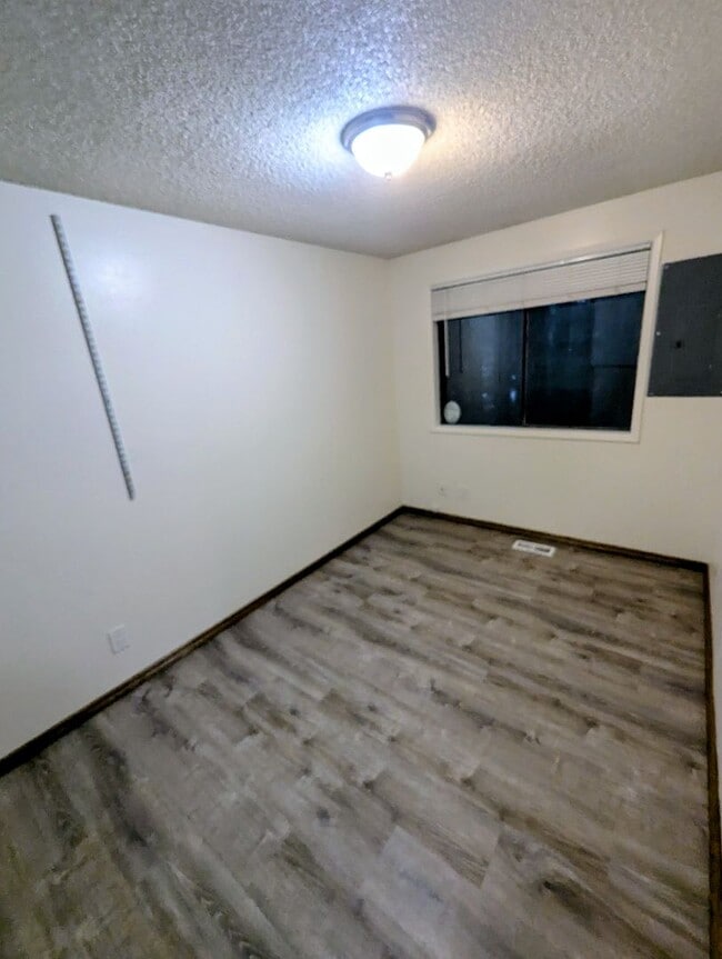 Building Photo - 4 BD/2BA Single Family Home in Dredge Lake area