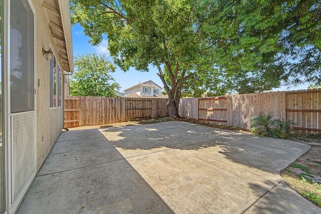 Building Photo - 4 bedroom 2 bath home located in Yuba City