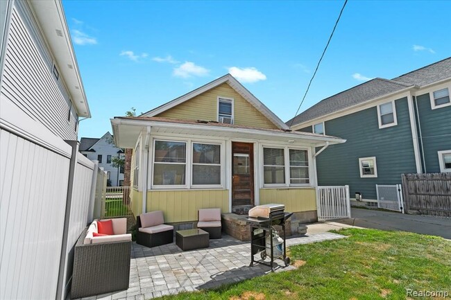 Building Photo - 423 Pingree Blvd