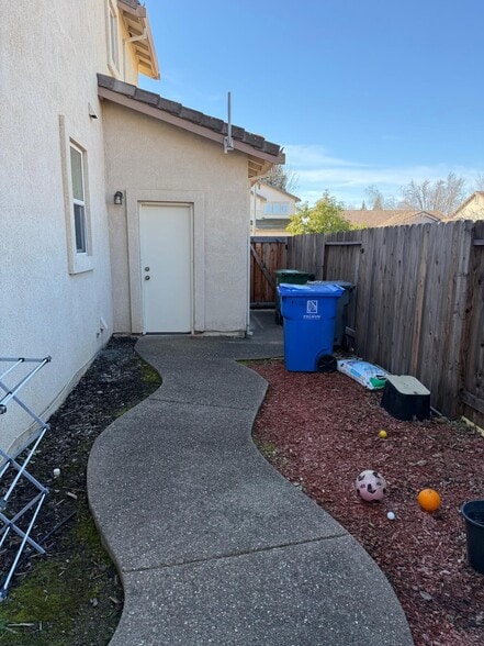 Building Photo - 1084 Huntly Dr