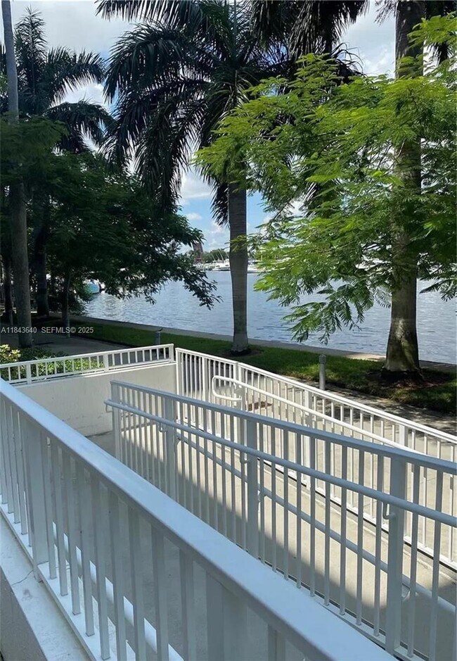 Building Photo - 1861 NW S River Dr