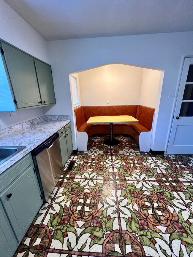 Building Photo - Charming 3-Bed, 2-Bath Spacious Home in Ch...