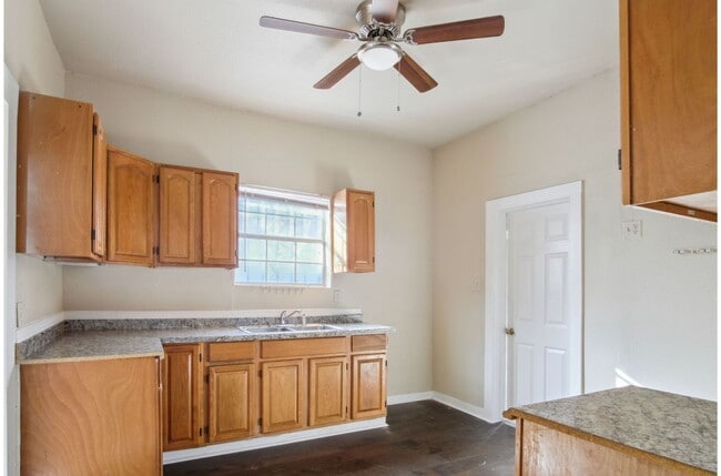 Building Photo - Charming 2BR 1BA Near Downtown