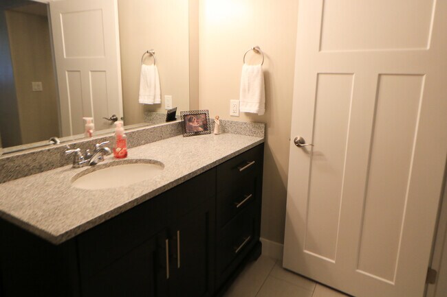 Building Photo - Beautiful 4 bed 3.5 bath townhome in Aspen...