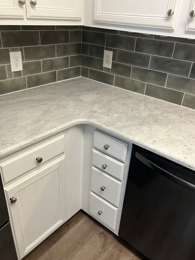 Building Photo - Single level 3BR with Garage - Reedy Fork!